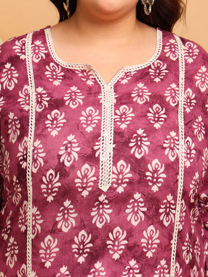 Closeup of notch neckline and lace trim on lavender cotton kurti for curvy women, breathable cotton, fat friendly big size clothing