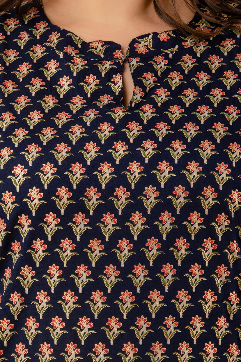 Notch-neck detail of navy buta-print kurti; neat finish and soft hand-feel; ideal for curvy wardrobes.