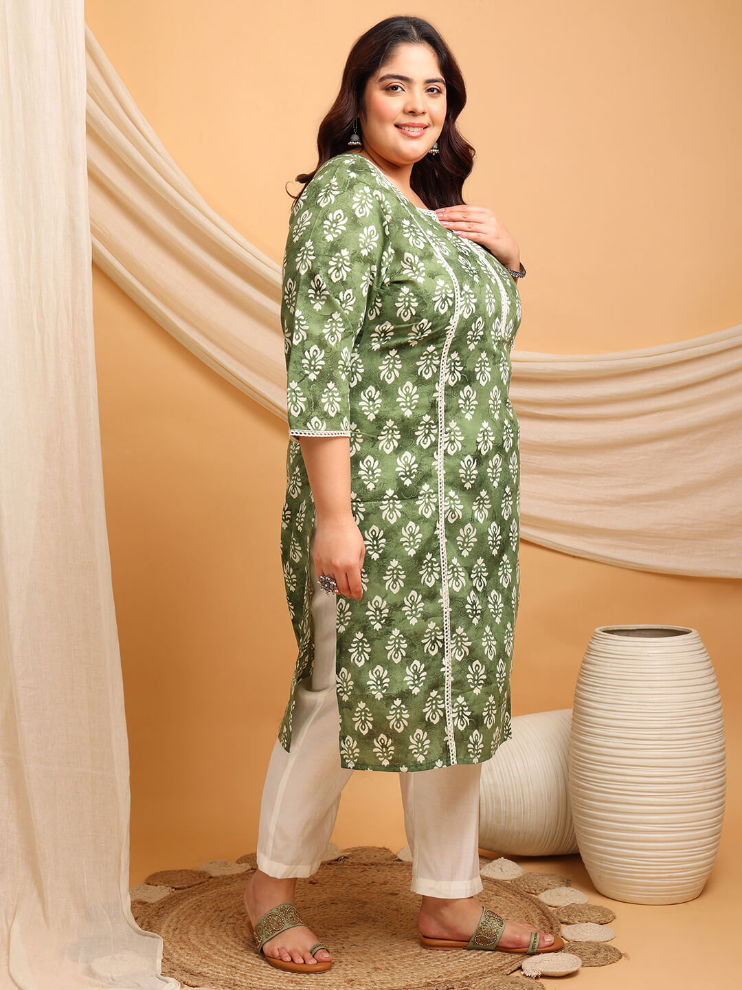 Side profile of Plus Size Green Cotton Kurti showing length and drape, Curvisha big size clothing 3XL-9XL, fat friendly