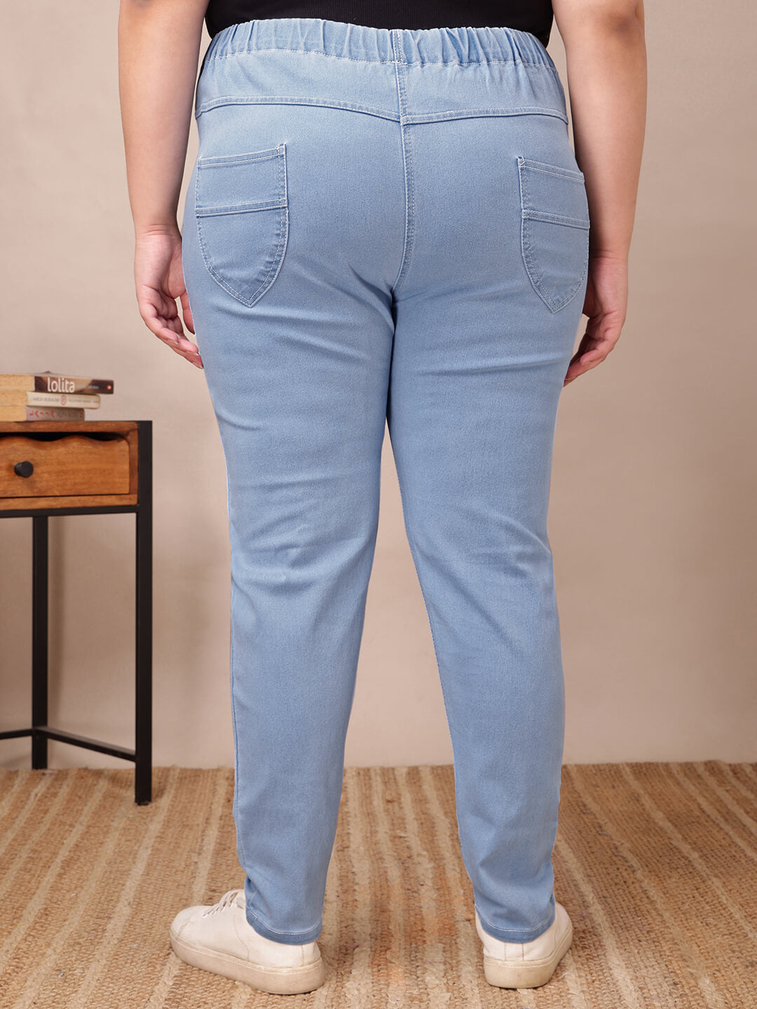 Back view of light blue denim jeggings with pockets and high-rise waistband for curvy fit – Curvisha